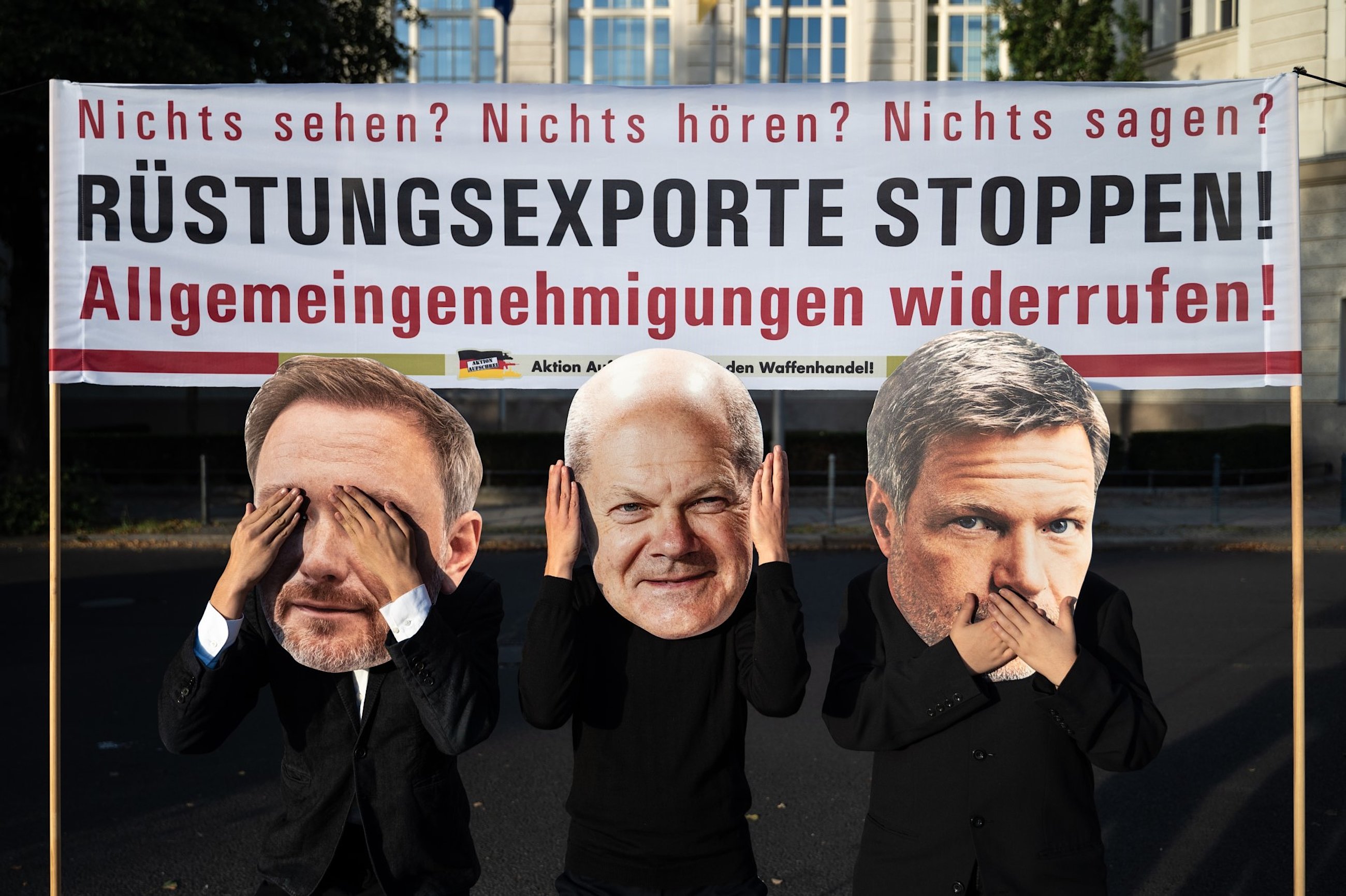 Foto: Hendrik Haßel Drei Personen mit Masken von Bundeskanzler Scholz, Wirtschaftsminister Habeck und Finanzminister Lindner, die sich Augen, Ohren und Mund zuhalten, in Anlehnung an die drei Affen, die nichts sehen, hören und sagen.Foto: Hendrik Haßel