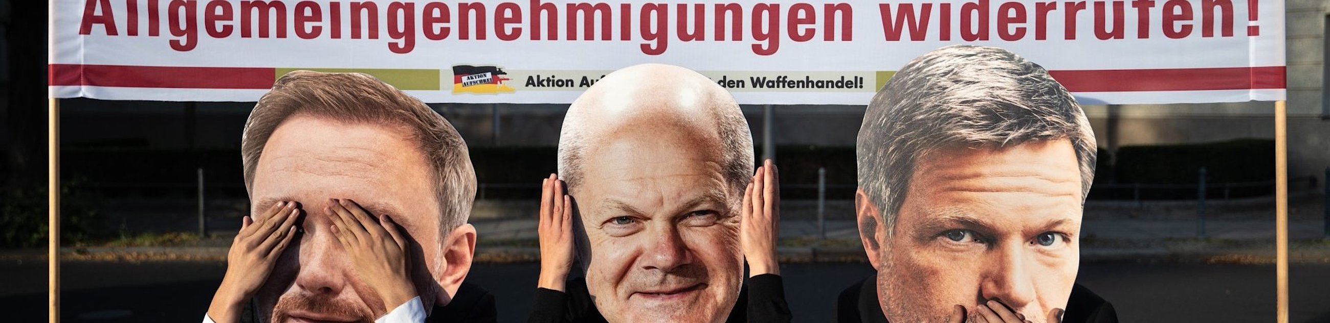 Foto: Hendrik Haßel Drei Personen mit Masken von Bundeskanzler Scholz, Wirtschaftsminister Habeck und Finanzminister Lindner, die sich Augen, Ohren und Mund zuhalten, in Anlehnung an die drei Affen, die nichts sehen, hören und sagen.Foto: Hendrik Haßel