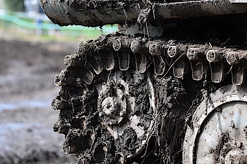 Symbolbild; Bild: Artur Pawlak/Pixabay Panzerraupe mit Erde aus nächster Nähe.